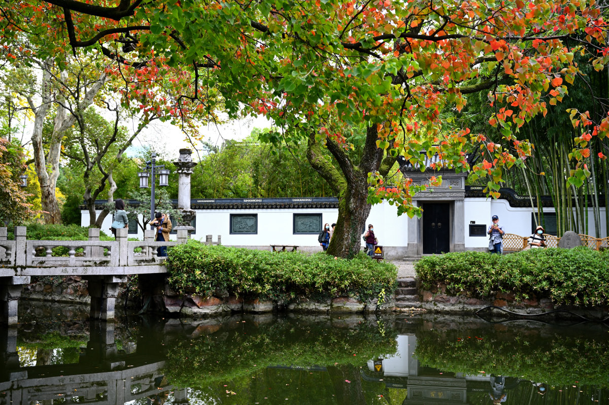 古猗園南廳前的唐經幢，是上海境內第二古老的地面遺跡，僅次於松江唐經幢。